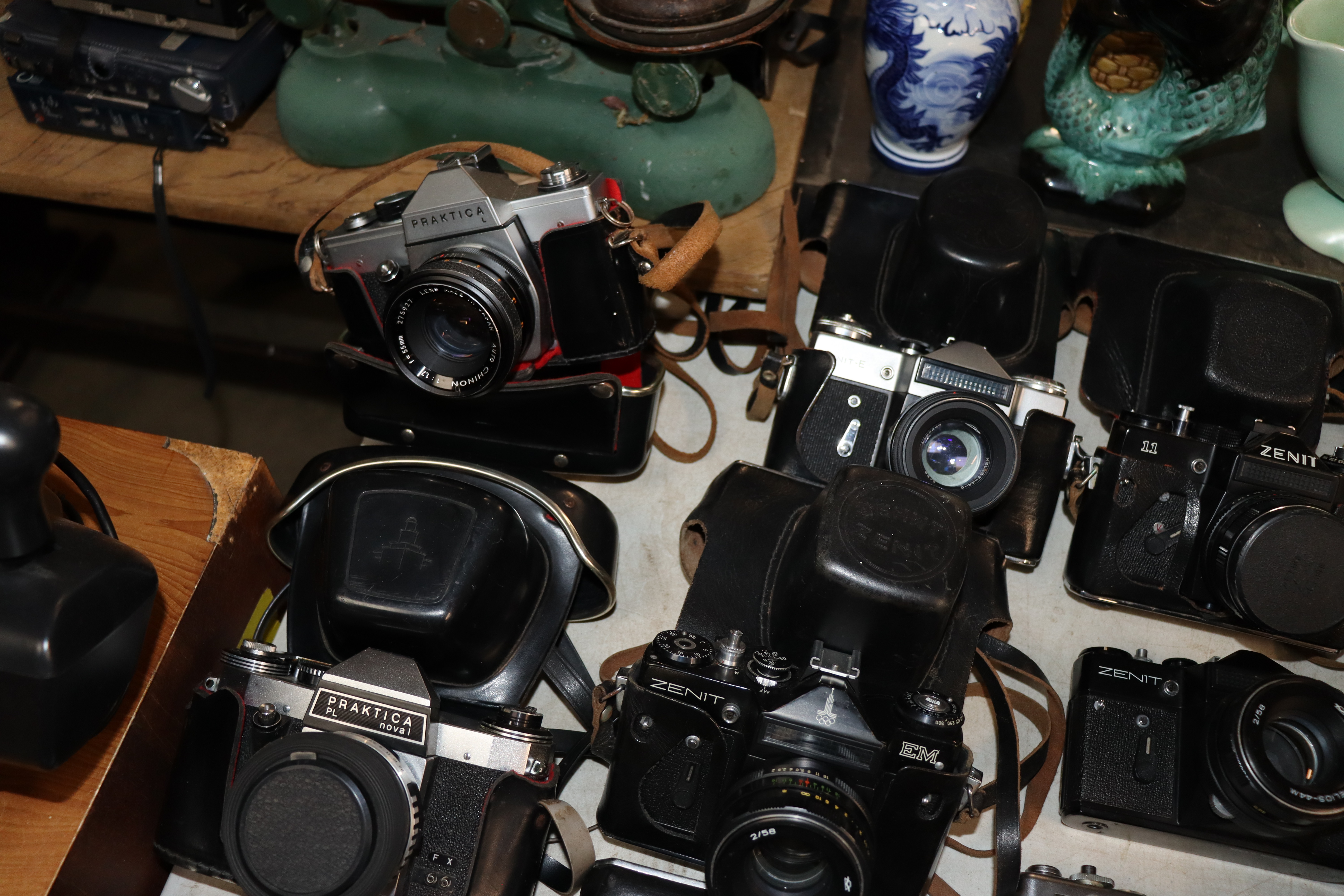 A collection of various vintage cameras including - Image 4 of 5