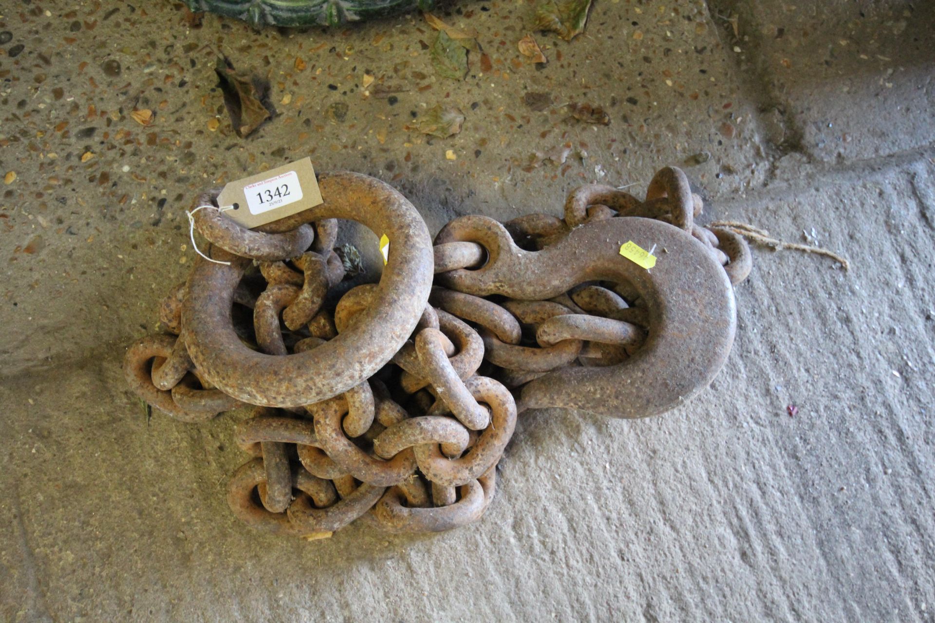 A heavy duty tow chain