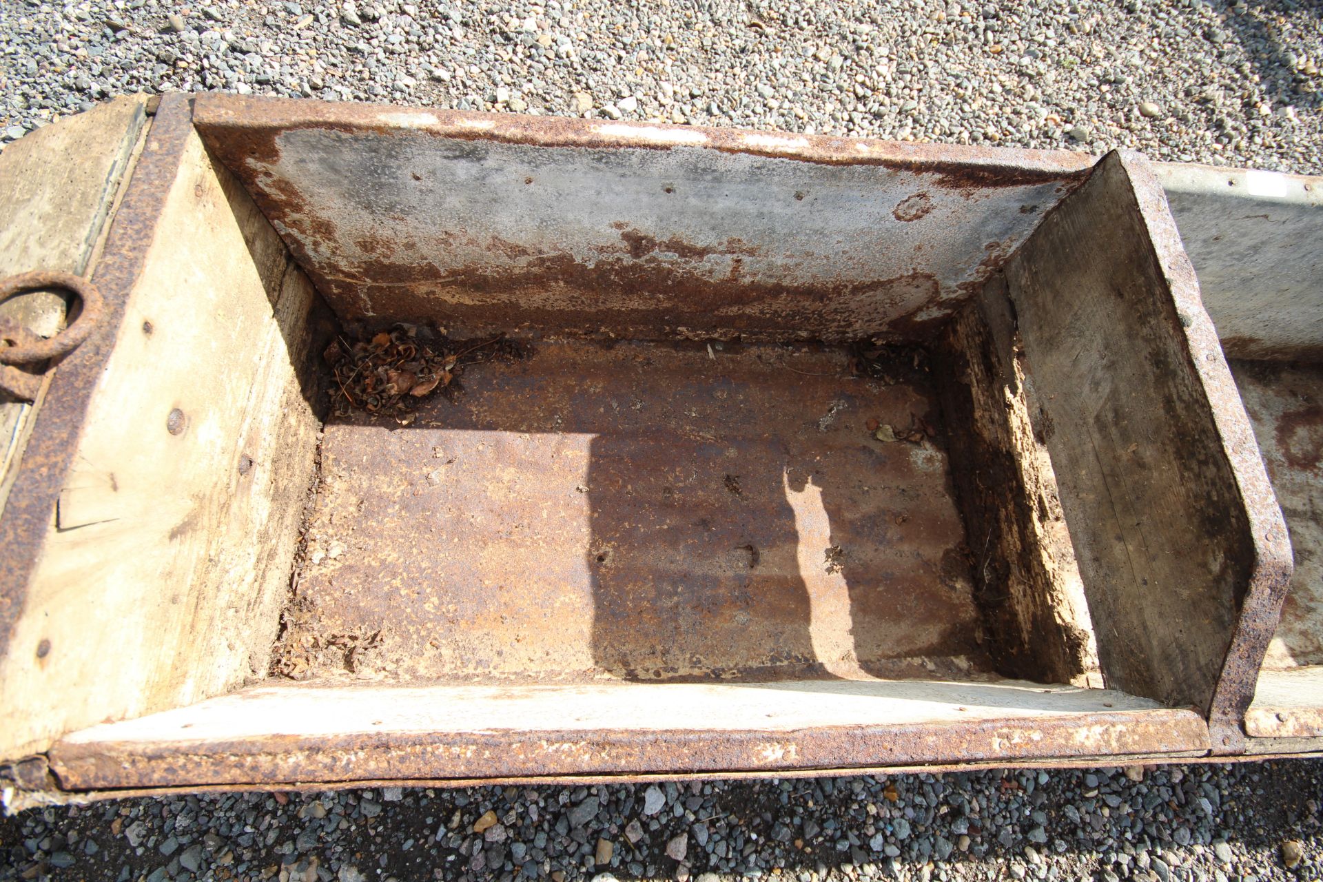 A vintage wooden two section feed trough - Image 3 of 4