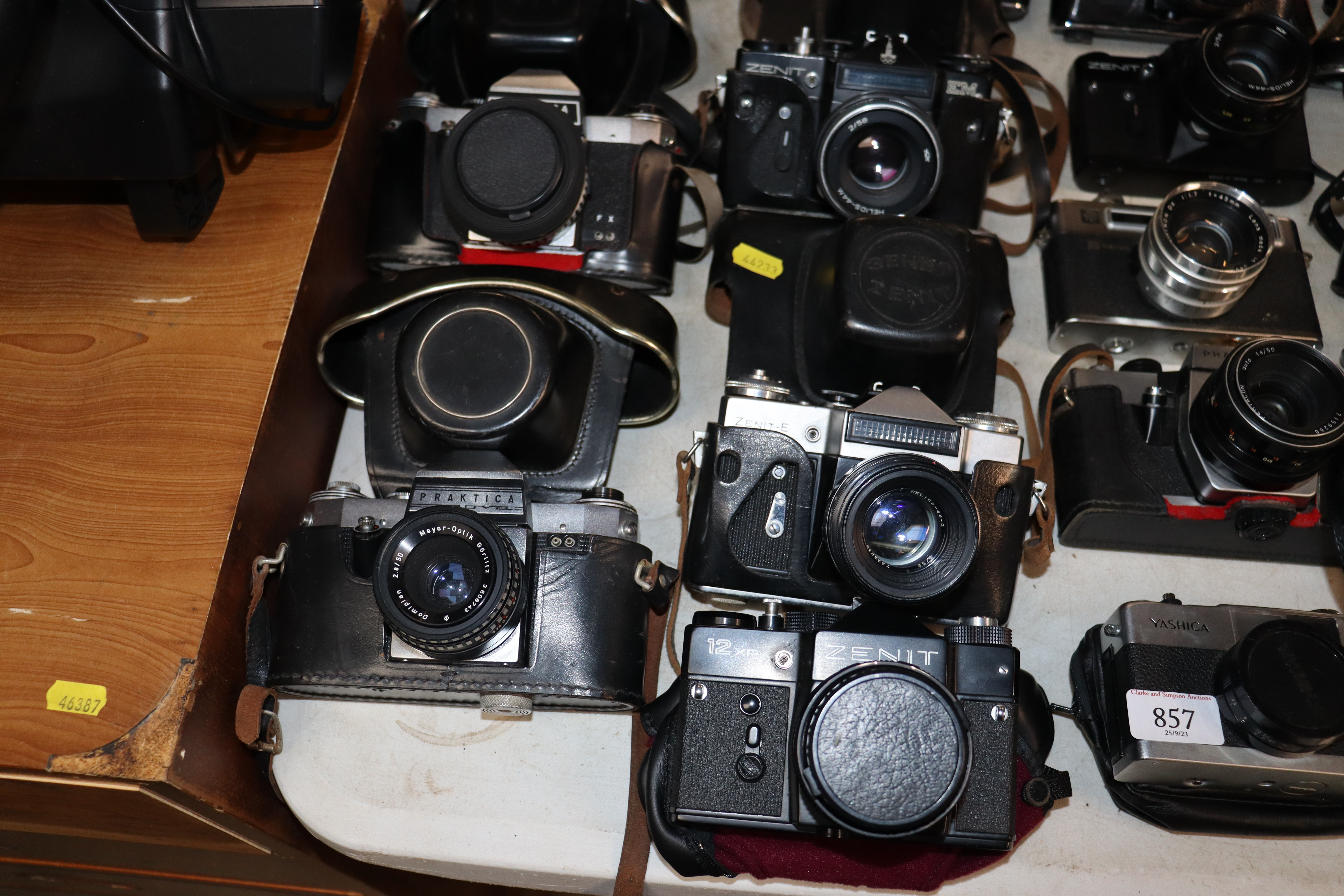 A collection of various vintage cameras including - Image 5 of 5