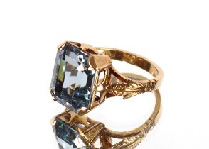 A vintage 18ct gold ring, set with an emerald cut aquamarine