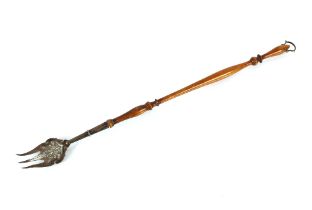 An Edwardian silver toasting fork with turned fruit wood handle, 50cm long