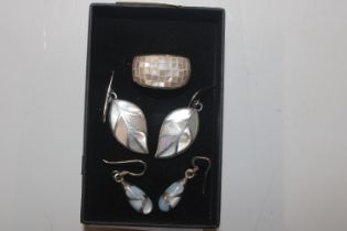 A Sterling silver and mother of pearl ring, size L