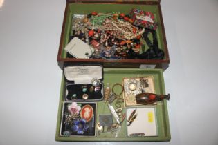 A trinket box and contents of various costume jewe