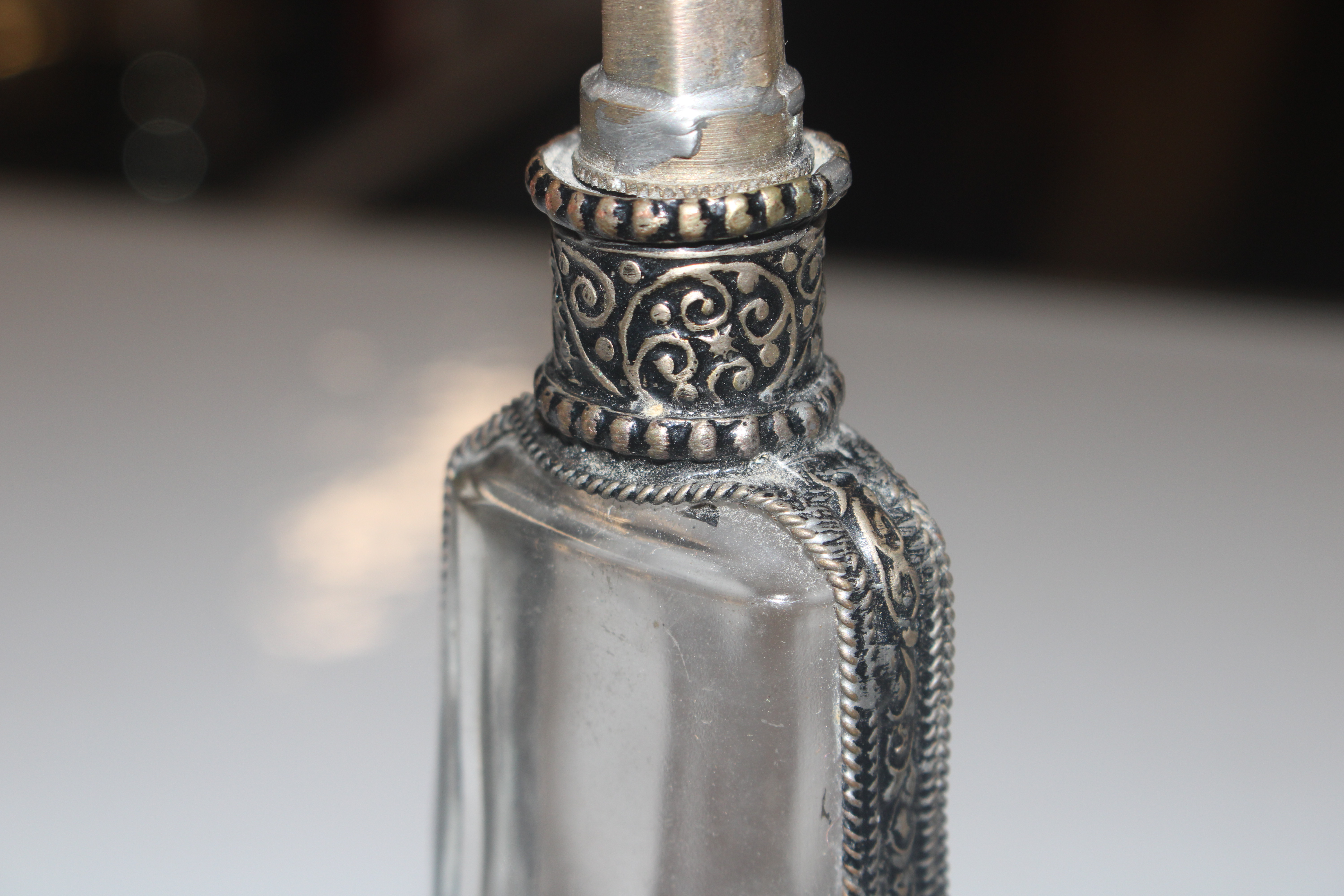 A white metal case and a scent bottle - Bild 9 aus 10