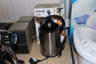 A Salter deluxe citrus juicer , as new