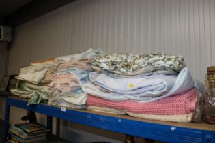 A quantity of various linen