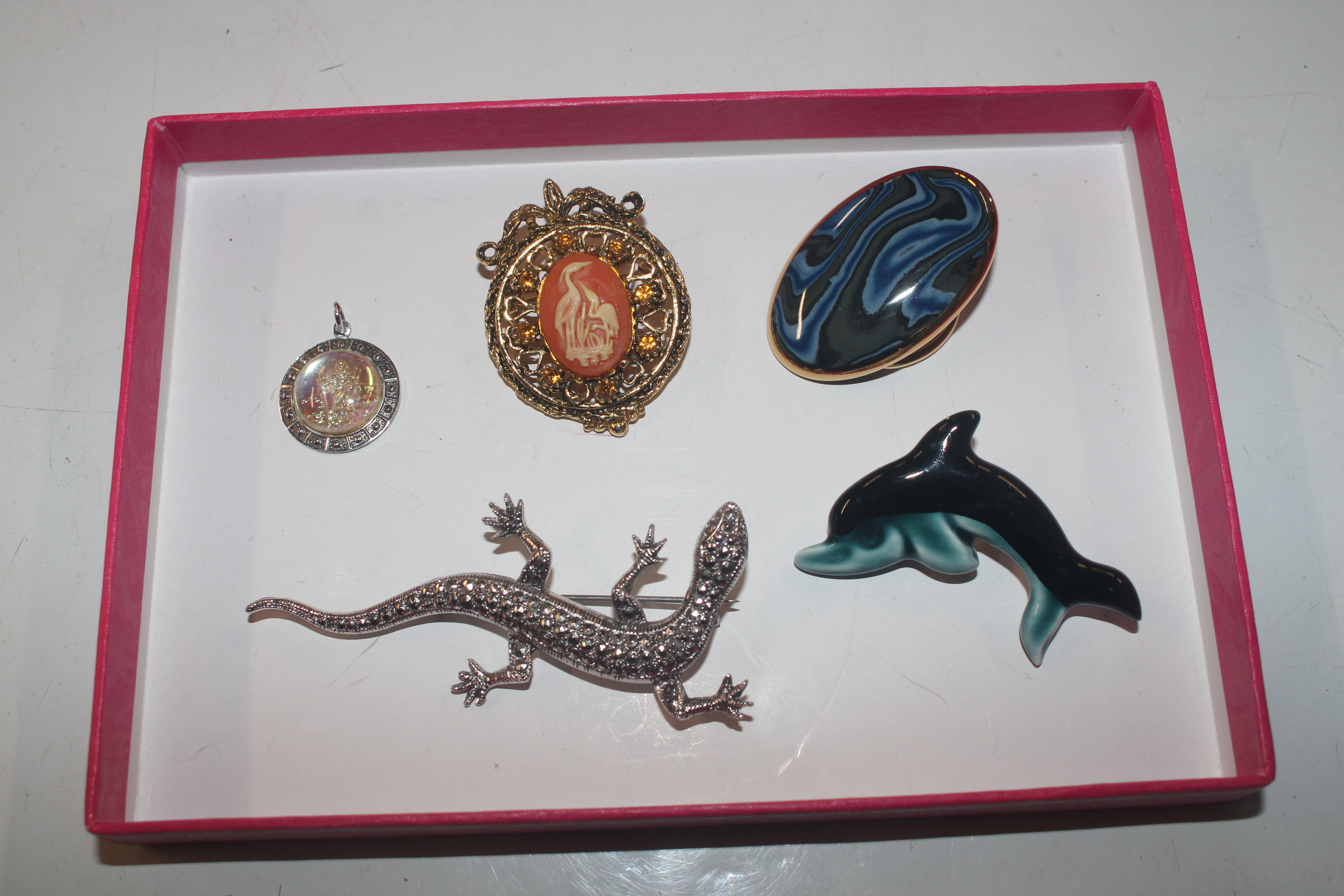 A box containing various costume jewellery includi - Image 4 of 5