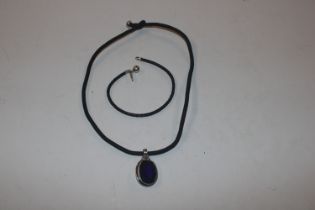 A blue sapphire coloured pendant with silver tippe