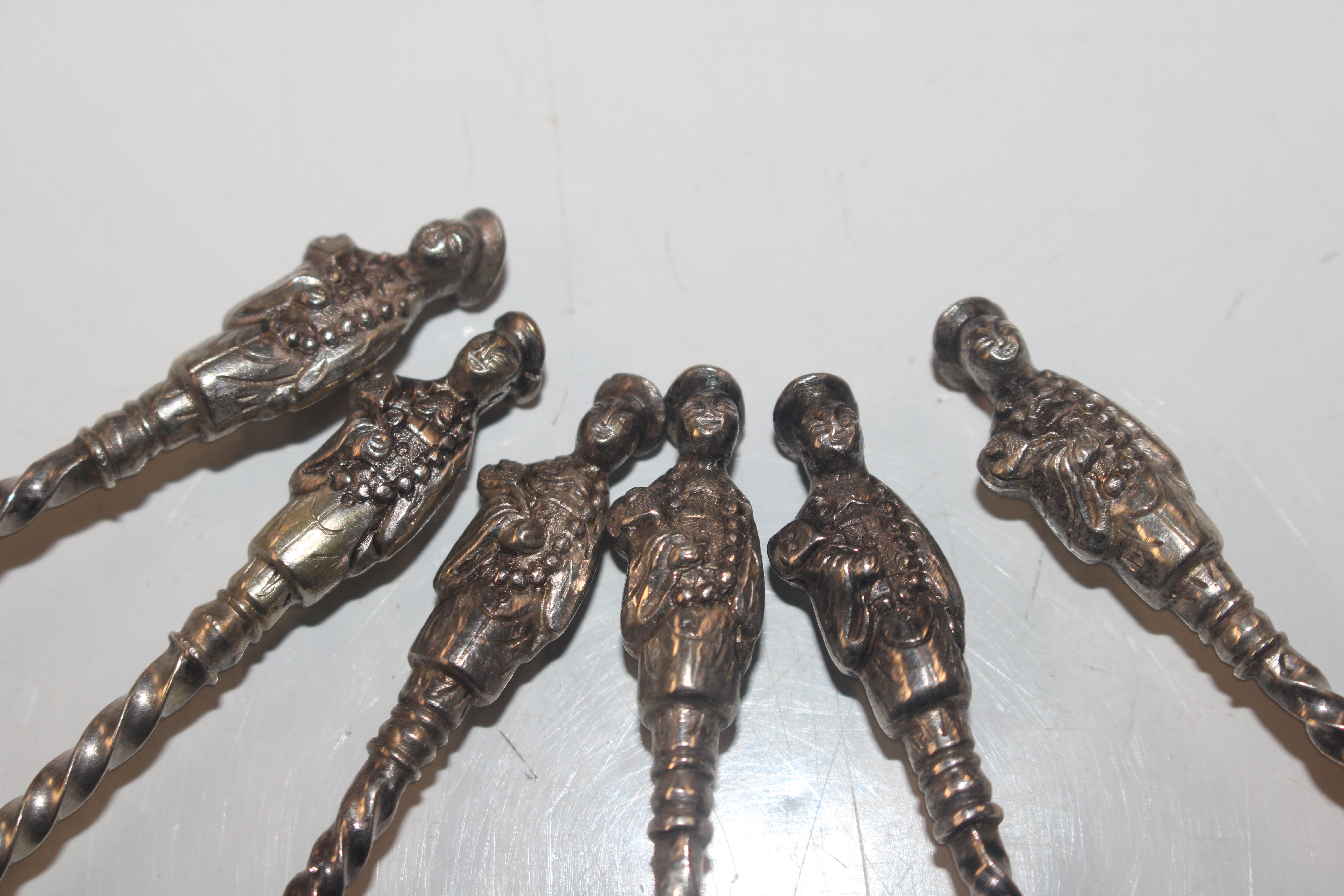 Six Oriental white metal spoons and shell shaped b - Image 5 of 7