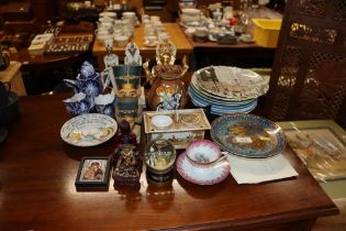 A quantity of various collectors plates and decora