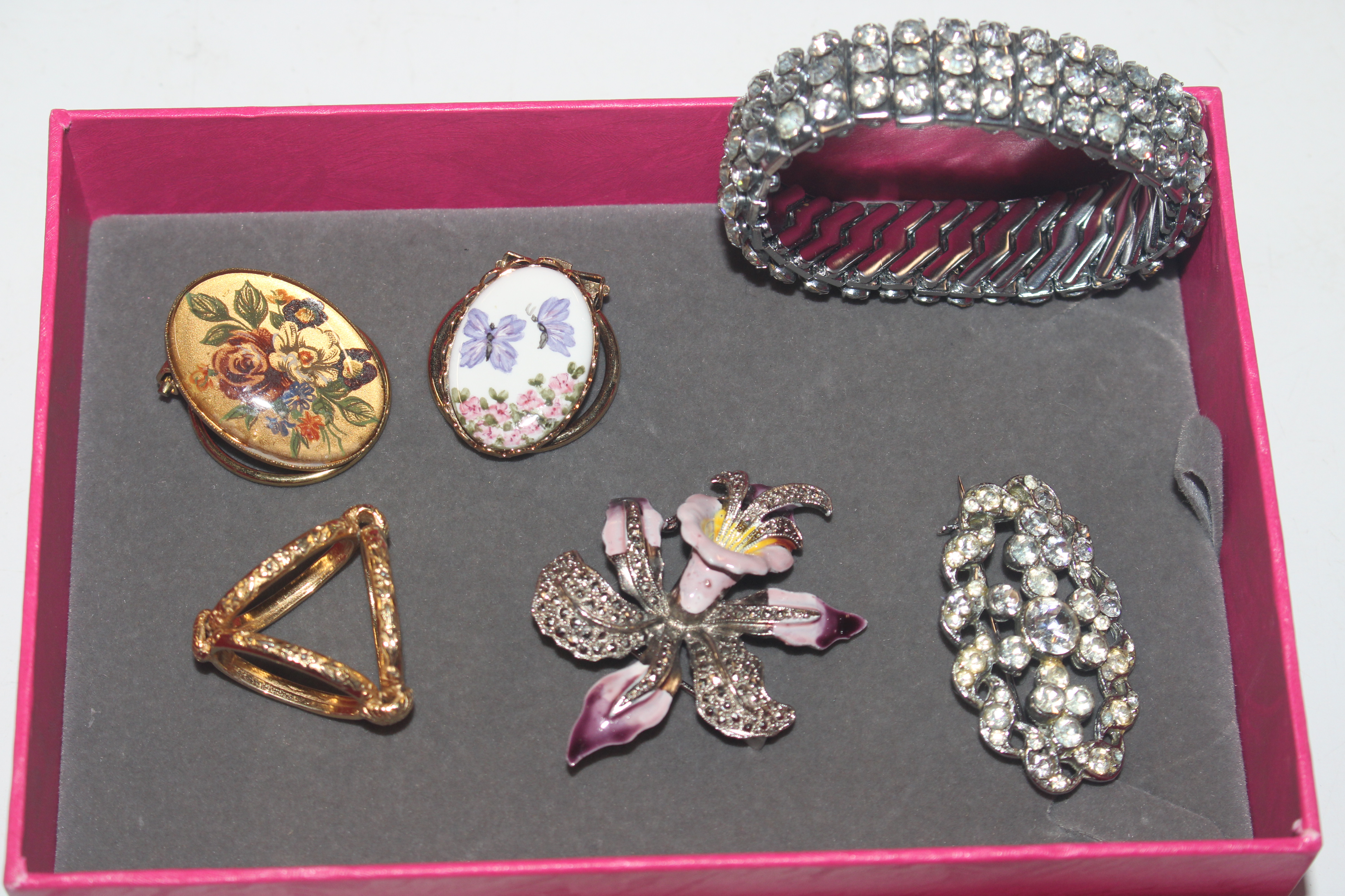 A box containing various costume jewellery includi - Image 3 of 5