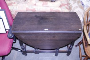 An oak gate leg drop leaf dining table