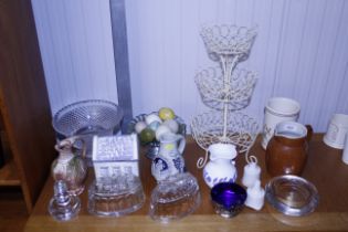 A collection of miscellaneous pottery and glasswar