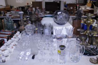 A quantity of various glassware including Dartingt