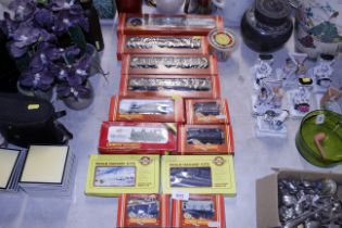 A quantity of Hornby 00 gauge model railway items