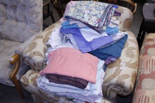 A quantity of various linen