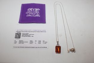 A Sterling silver white topaz pendant necklace wit