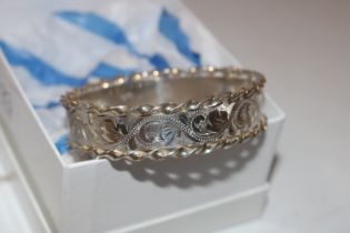 A 1979 Birmingham silver hinged bangle approx. 34g