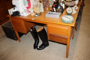 An oak knee hole desk fitted four drawers