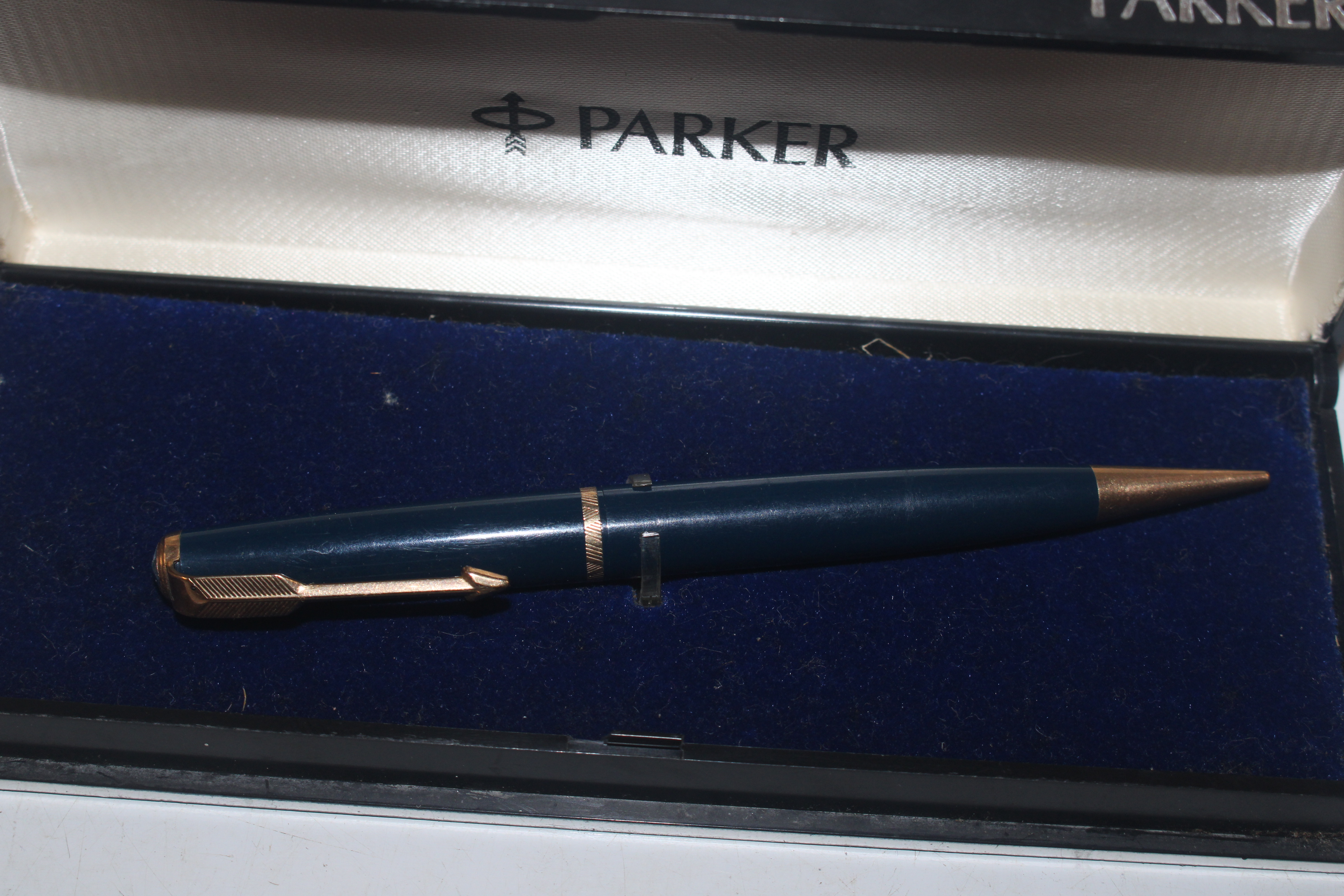 A Parker fountain pen with 14ct gold nib and two b - Image 2 of 7