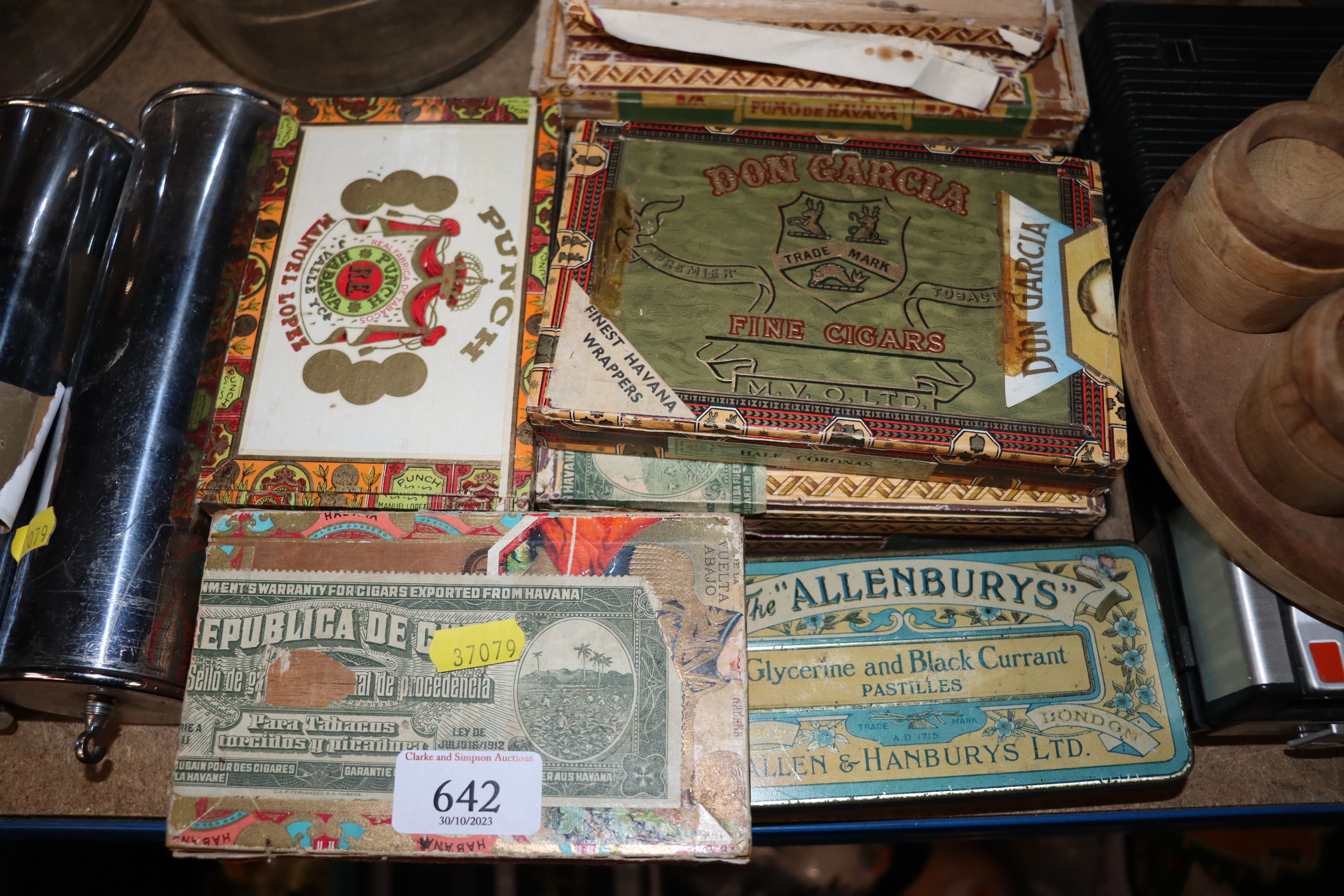 A collection of vintage cigar boxes and advertisin - Bild 2 aus 2