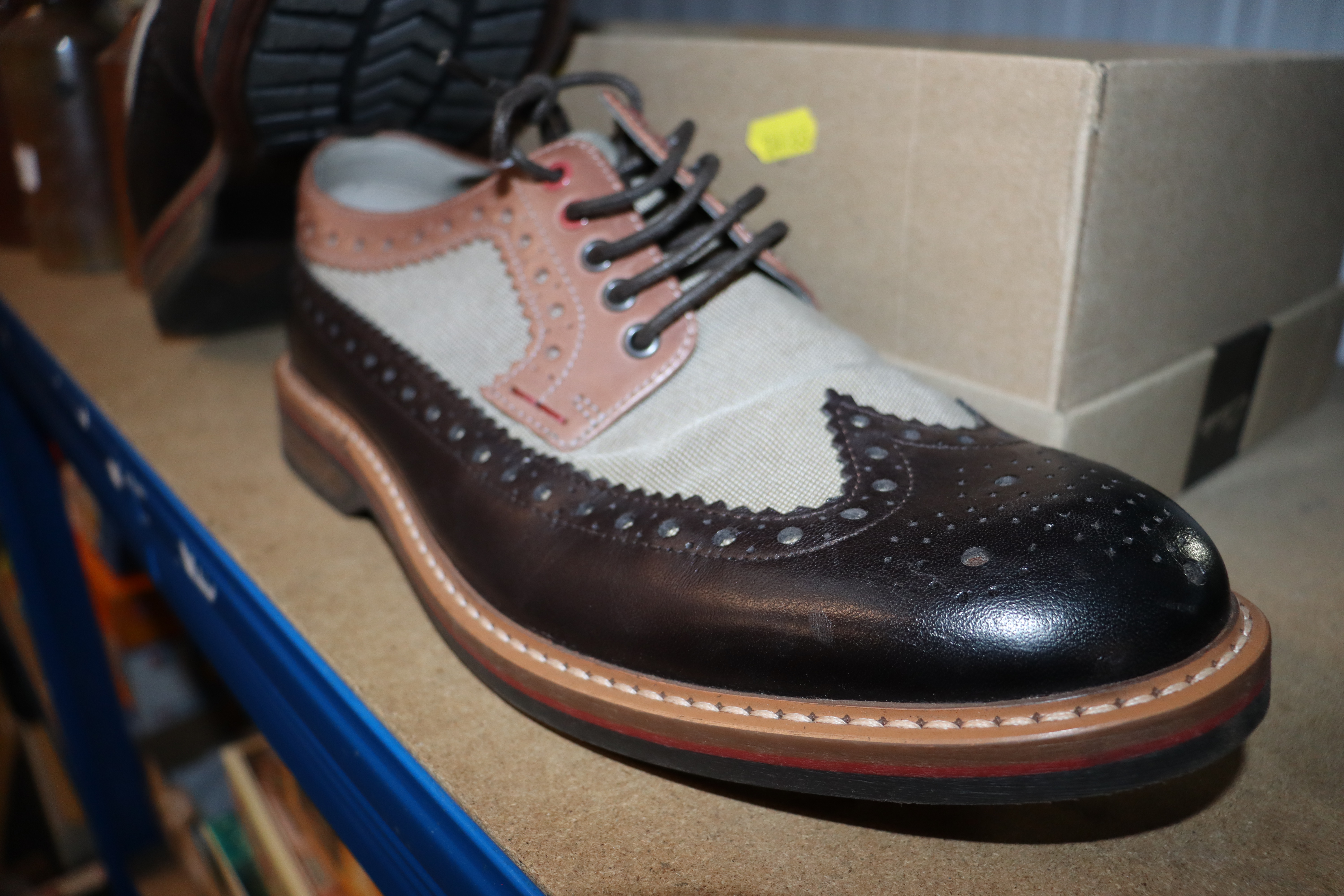 A pair of gent's Clarkes shoes, size 9 - Bild 2 aus 2
