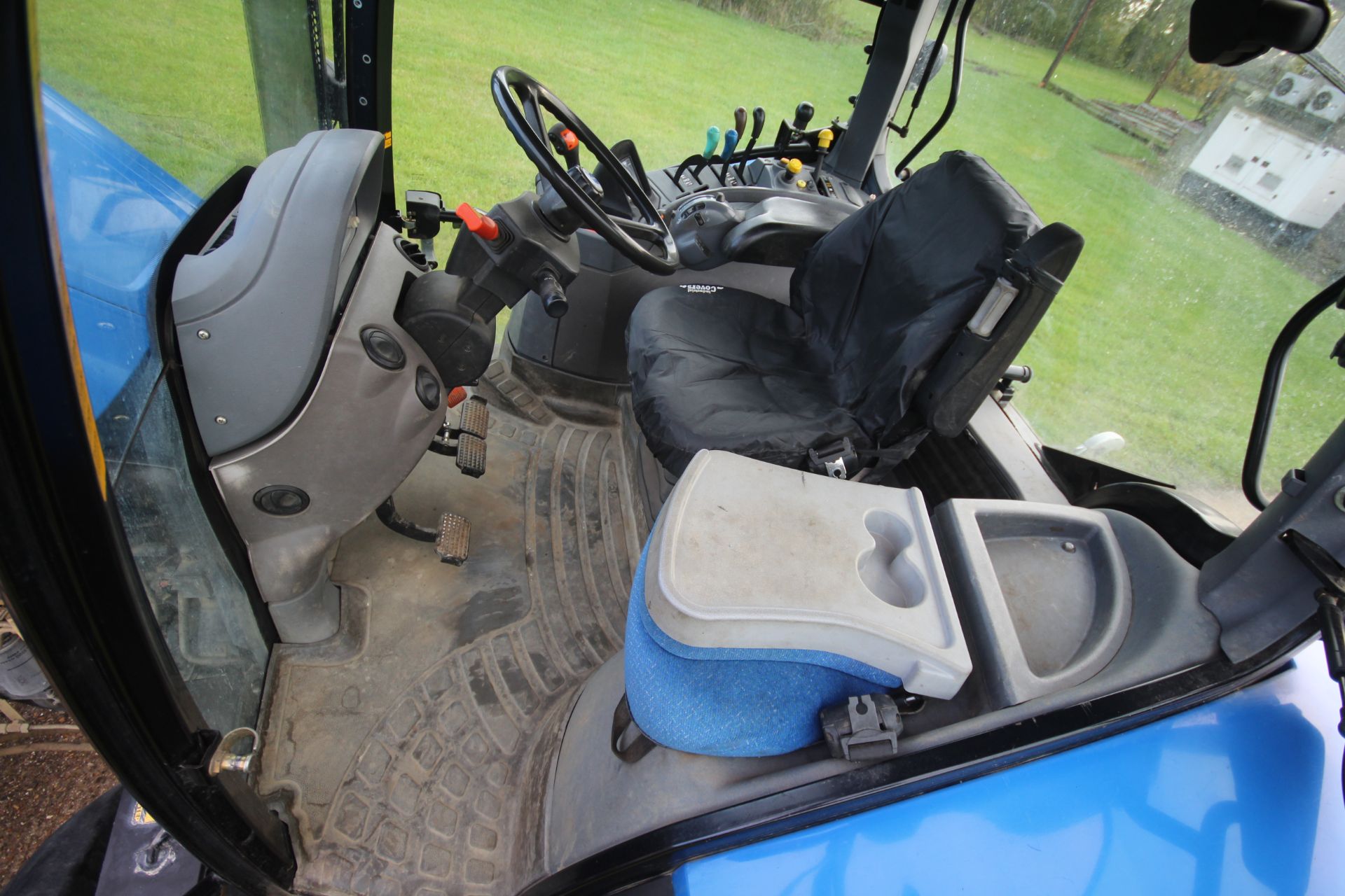 New Holland TS125A 4WD tractor. Registration AU04 ECC. Date of first registration 01/03/2004. 5, - Image 84 of 107