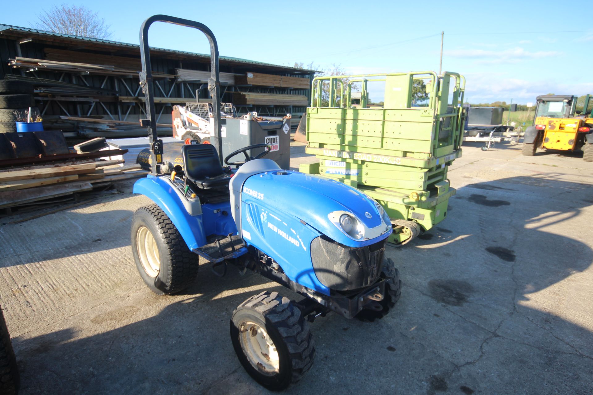 **UPDATED DESCRIPTION** New Holland Boomer 25 4WD compact tractor. Registration AY17 AHF. Date of