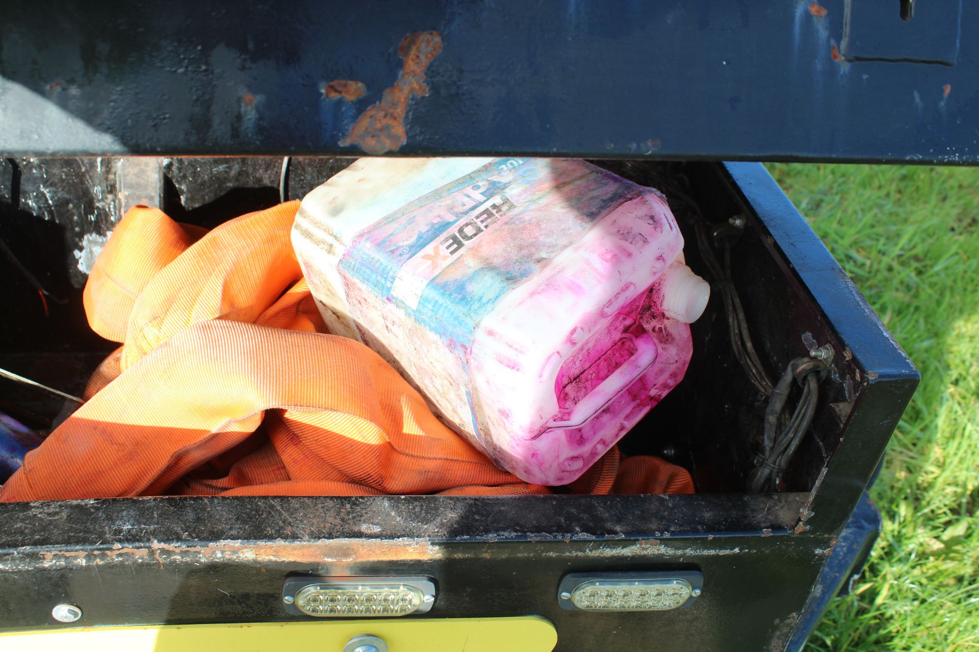 Front linkage mounted hydraulic nudge bar for chaser. With toolbox. V - Image 8 of 19