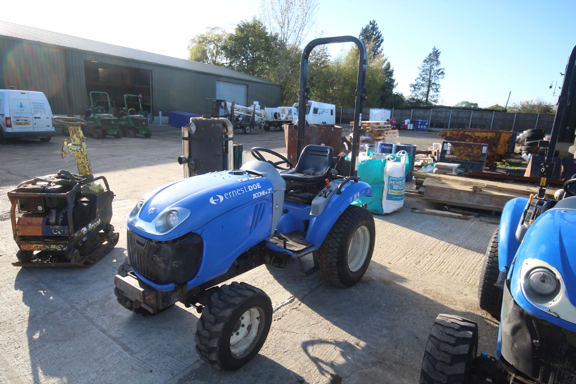 **UDATED DESCRIPTION** New Holland Boomer 25 4WD compact tractor. Registration EU17 AXK. Date of