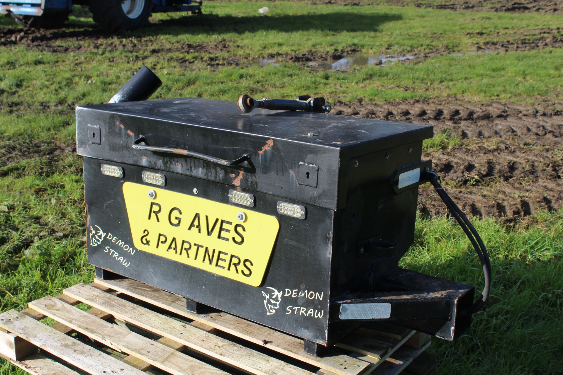 Front linkage mounted hydraulic nudge bar for chaser. With toolbox. V - Image 2 of 19