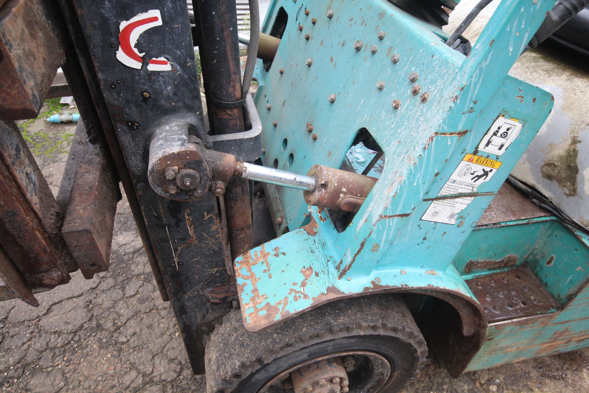 **UPDATED DESCRIPTION** Artison FD25 2.5T diesel masted forklift. With side shift. V **TO BE - Image 13 of 41