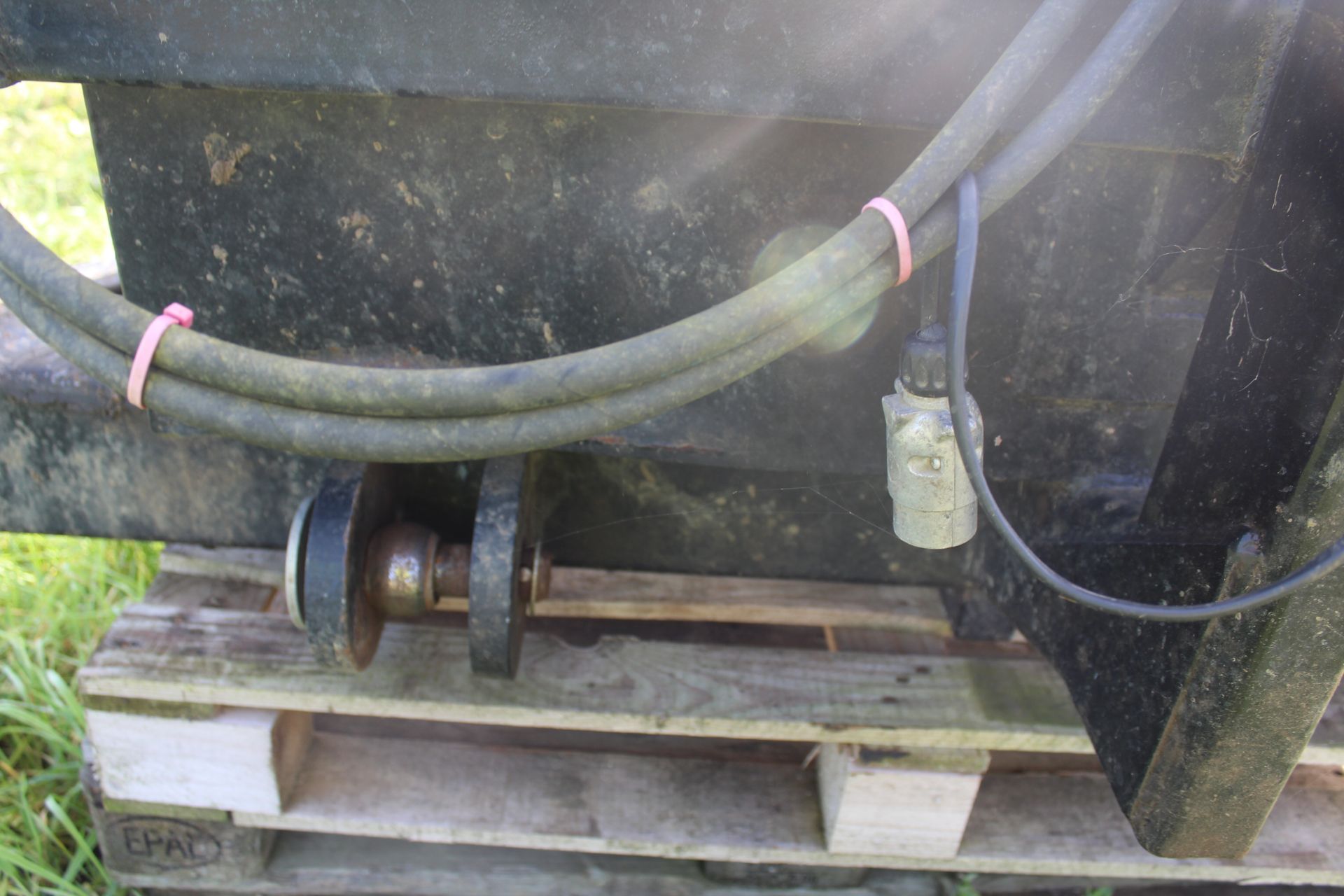 Front linkage mounted hydraulic nudge bar for chaser. With toolbox. V - Image 12 of 19