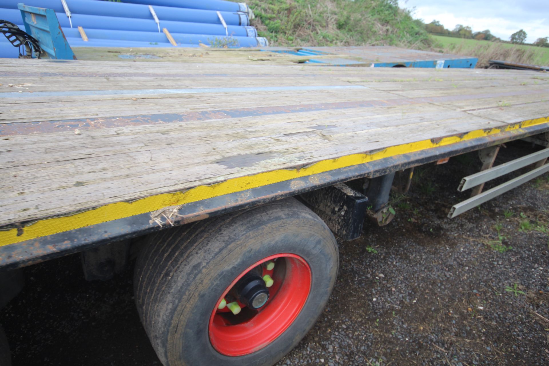 ** UPDATED DESCRIPTION ** c.45ft tri-axle low-ride sloper artic trailer. With low profile super - Image 18 of 58