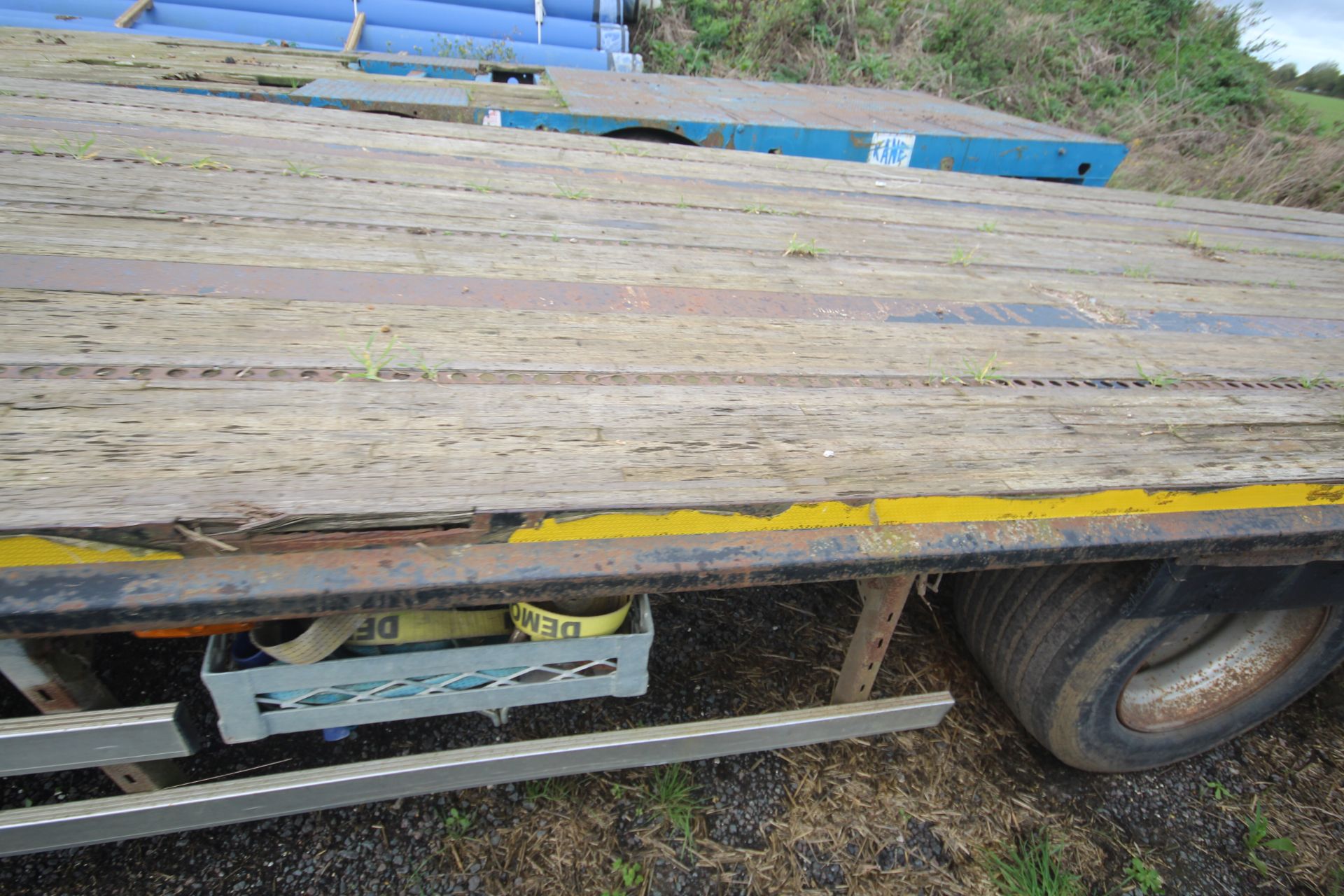 ** UPDATED DESCRIPTION ** c.45ft tri-axle low-ride sloper artic trailer. With low profile super - Image 22 of 58