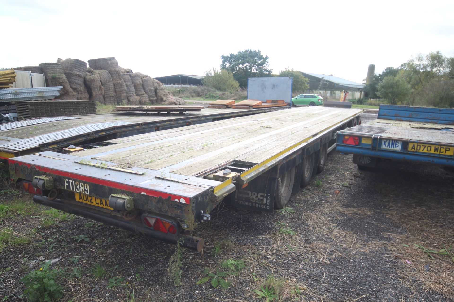 ** UPDATED DESCRIPTION ** c.45ft tri-axle low-ride sloper artic trailer. With low profile super - Image 3 of 58