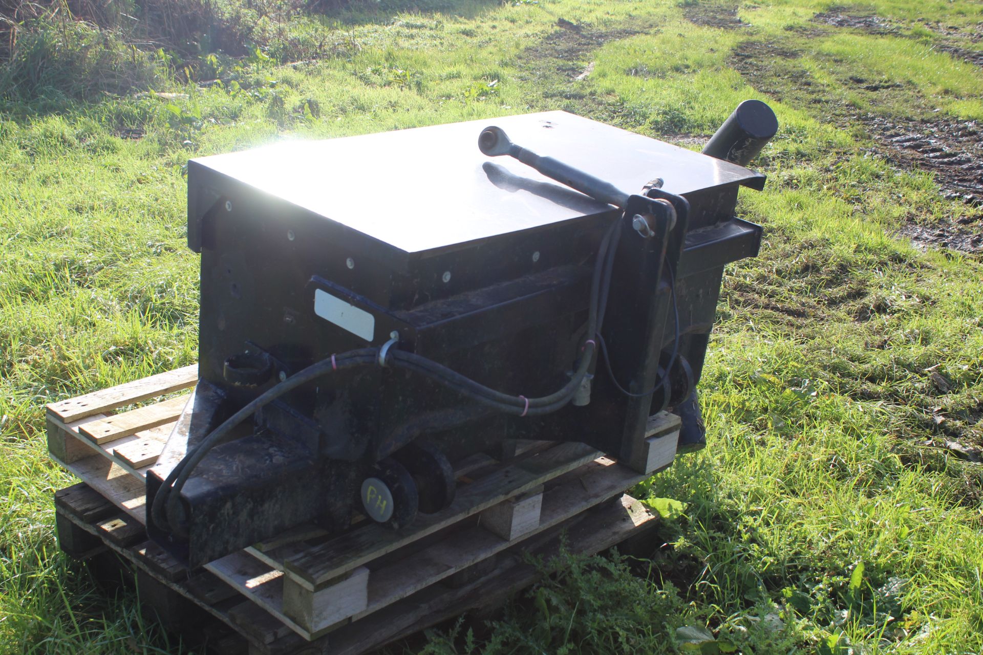 Front linkage mounted hydraulic nudge bar for chaser. With toolbox. V - Image 3 of 19