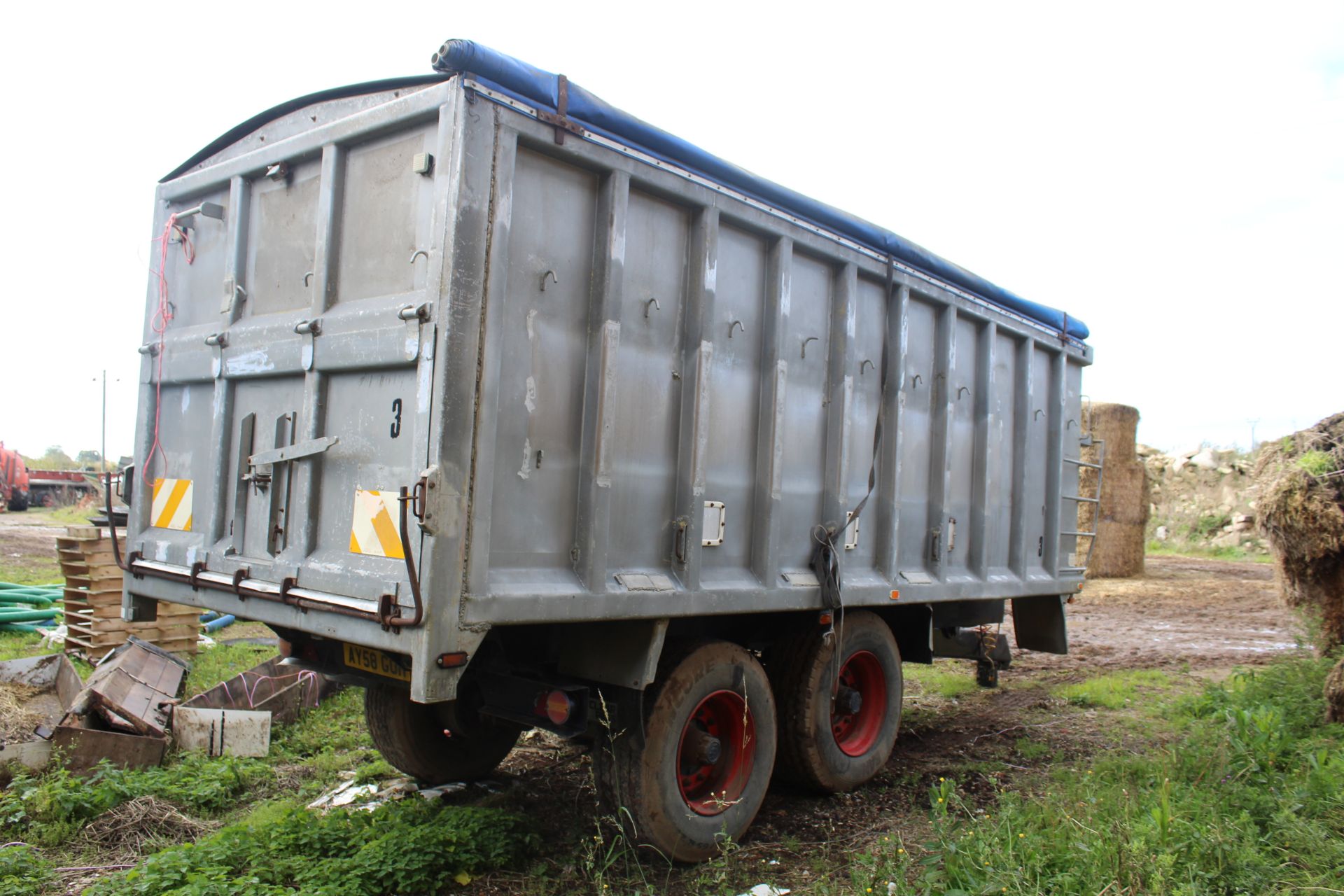 **UPDATED DESCRIPTION** c. 18-20T twin axle lorry conversion tipping trailer. With super singles, - Image 4 of 47