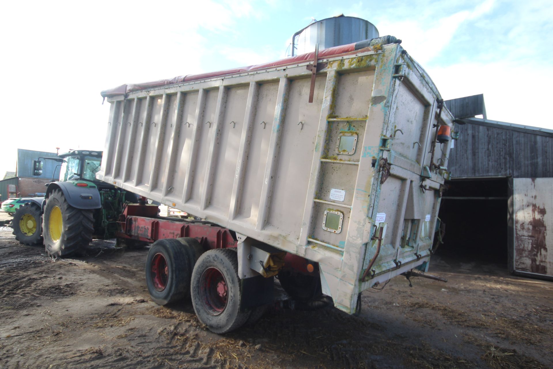 **UPDATED DESCRIPTION** c.18-20T twin axle lorry conversion tipping trailer. With Wilcox former - Image 2 of 37