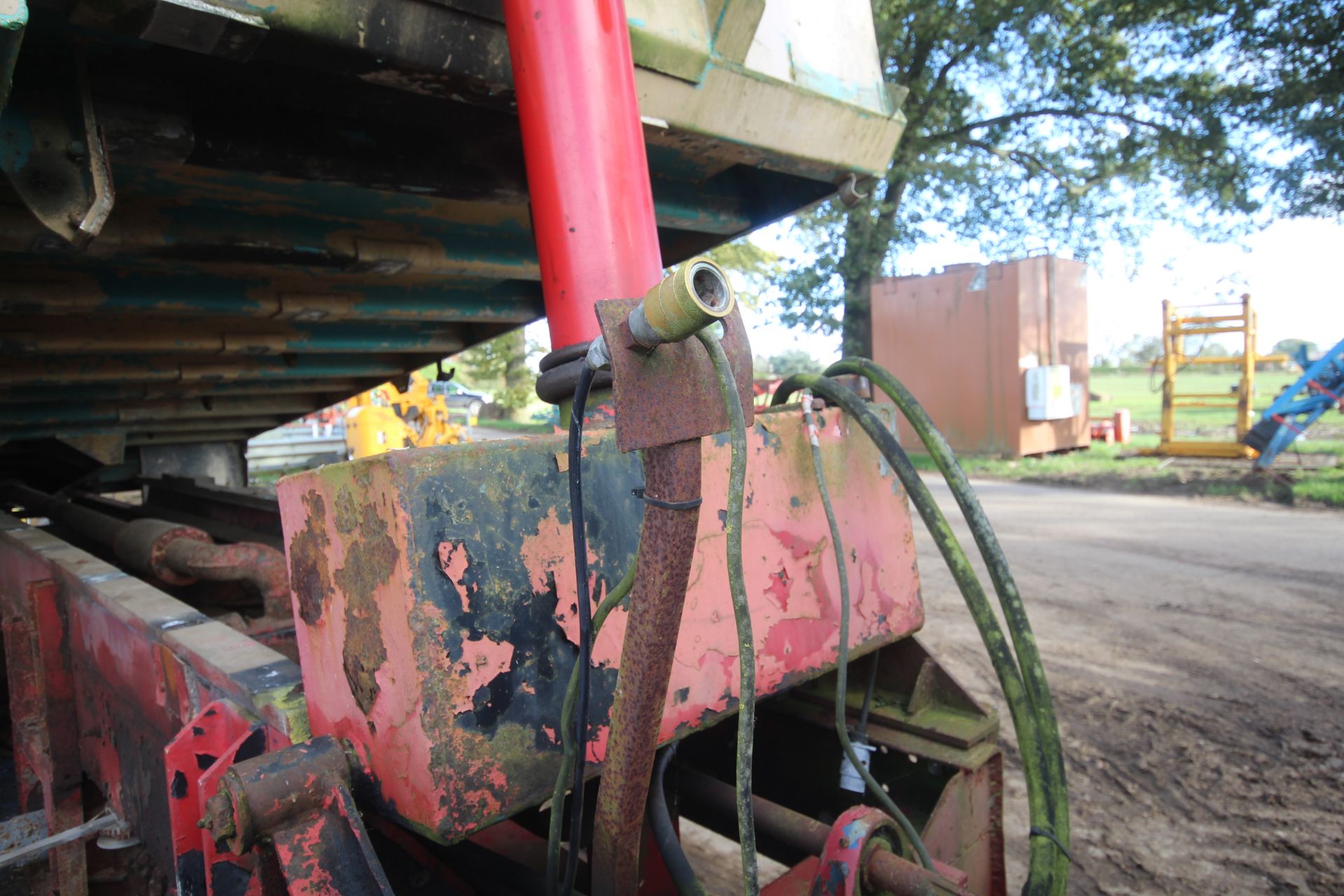 **UPDATED DESCRIPTION** c.18-20T twin axle lorry conversion tipping trailer. With Wilcox former - Image 8 of 37