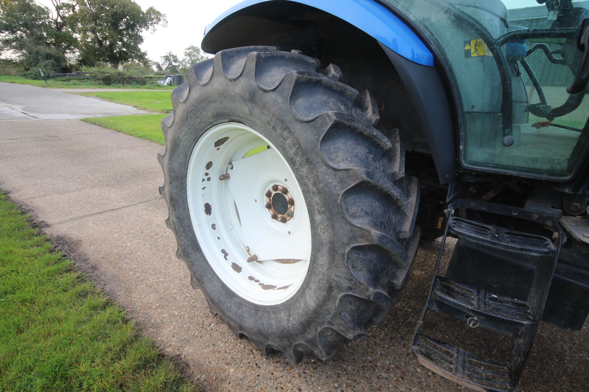 New Holland TS125A 4WD tractor. Registration AU04 ECC. Date of first registration 01/03/2004. 5, - Image 31 of 107