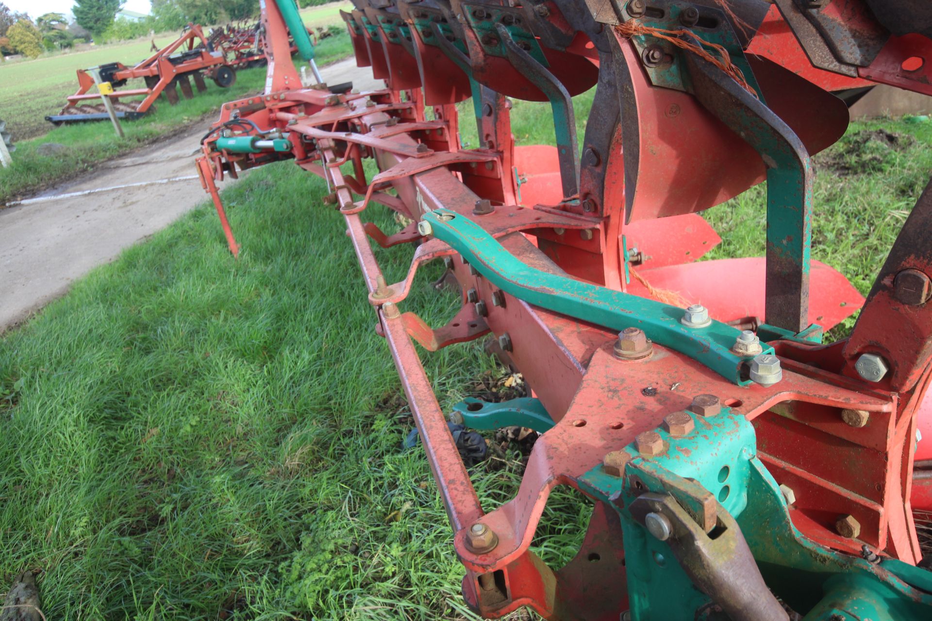 Kverneland LB85 5+1F reversible plough. 85/300/28/HD. With 300HP headstock, 28 bodies, tungsten - Image 24 of 31