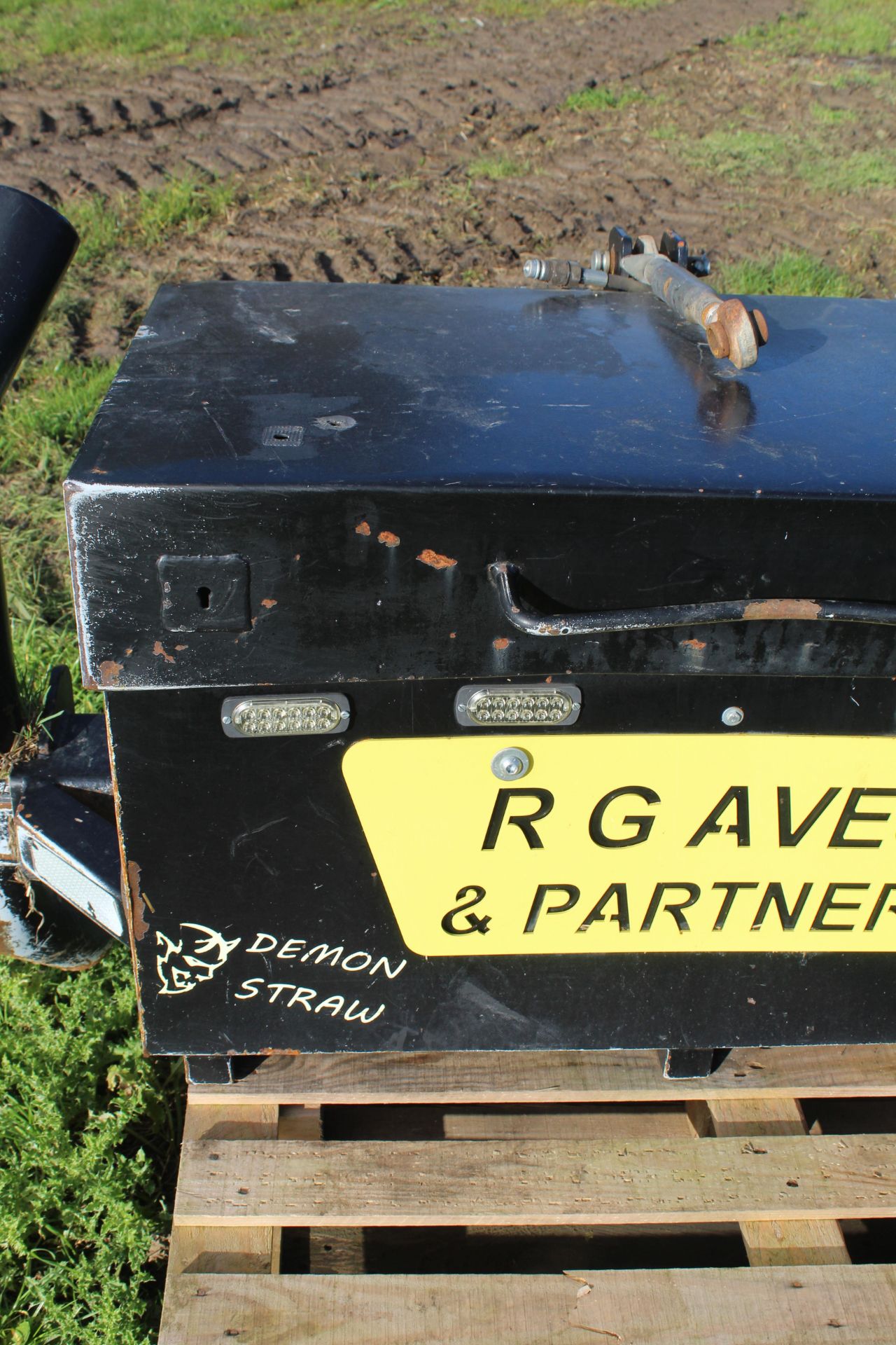 Front linkage mounted hydraulic nudge bar for chaser. With toolbox. V - Image 5 of 19