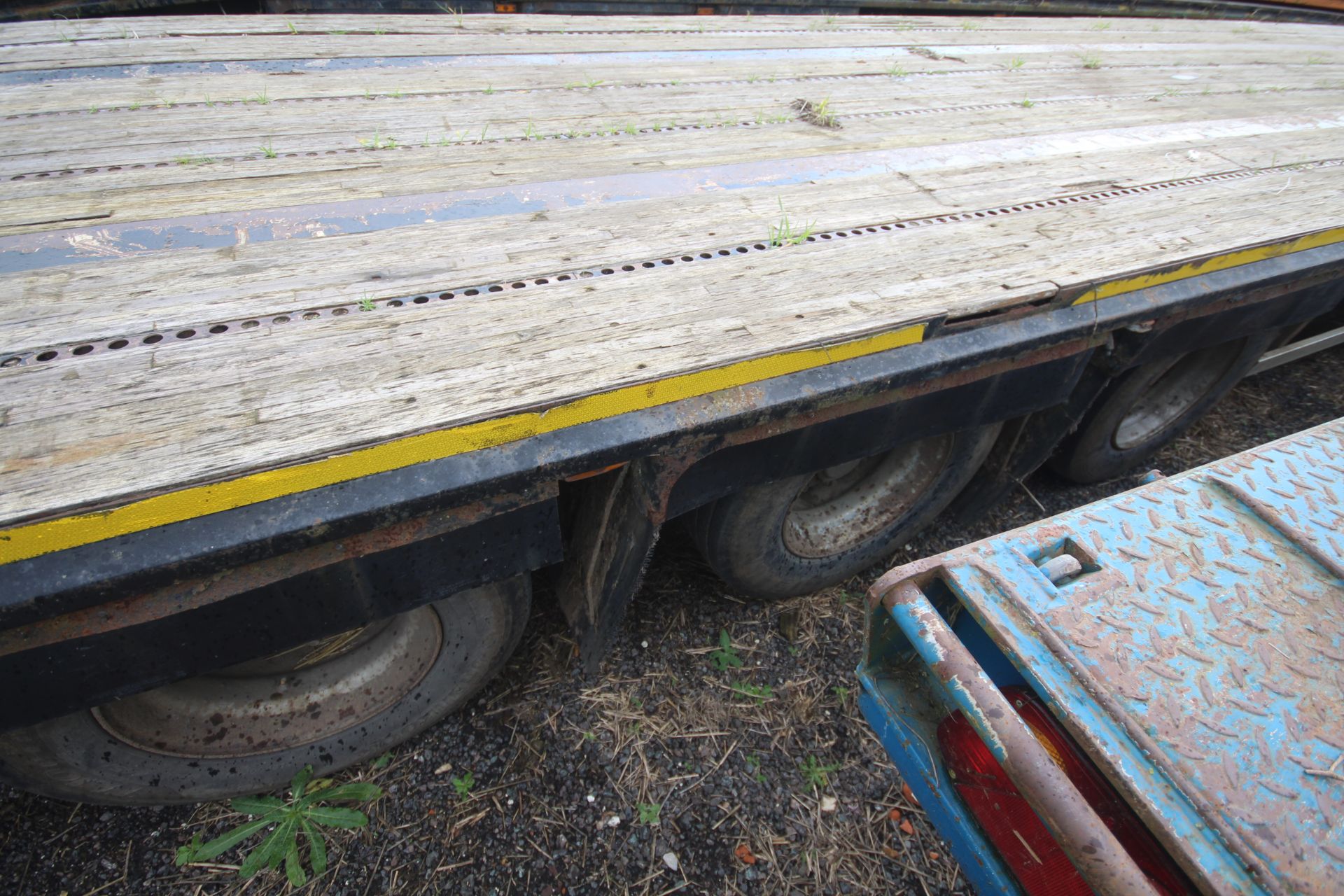 ** UPDATED DESCRIPTION ** c.45ft tri-axle low-ride sloper artic trailer. With low profile super - Image 38 of 58