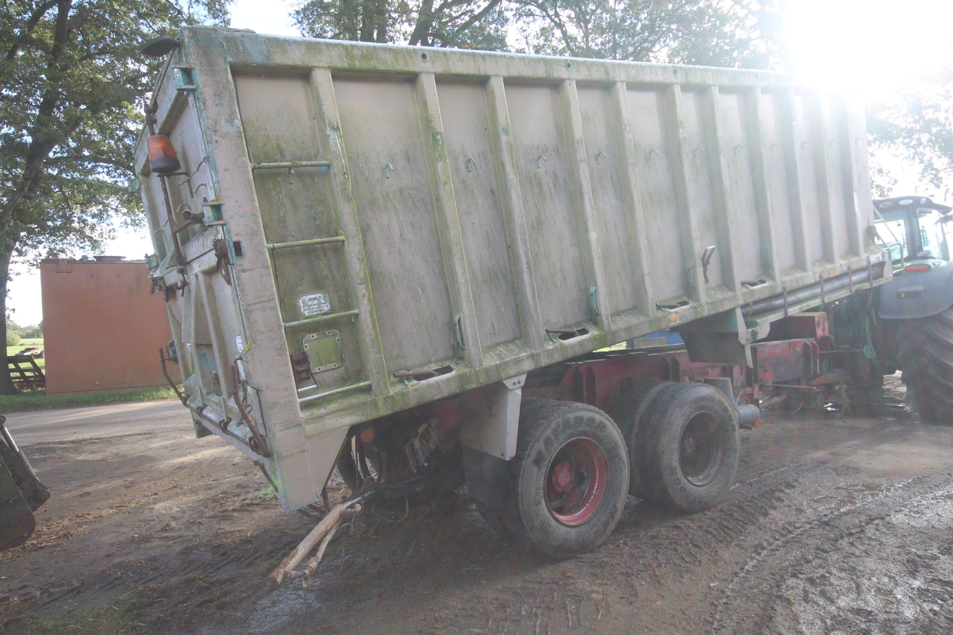**UPDATED DESCRIPTION** c.18-20T twin axle lorry conversion tipping trailer. With Wilcox former - Image 3 of 37