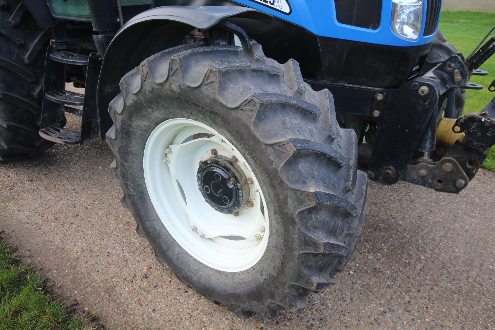 New Holland TS125A 4WD tractor. Registration AU04 ECC. Date of first registration 01/03/2004. 5, - Image 19 of 107