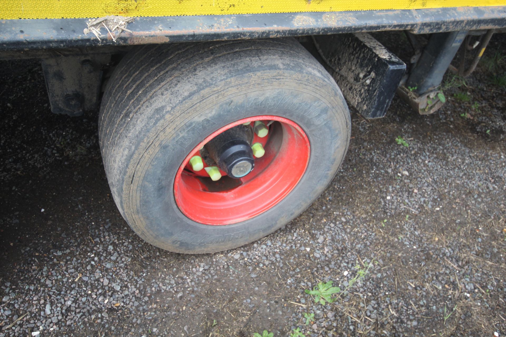 ** UPDATED DESCRIPTION ** c.45ft tri-axle low-ride sloper artic trailer. With low profile super - Image 16 of 58