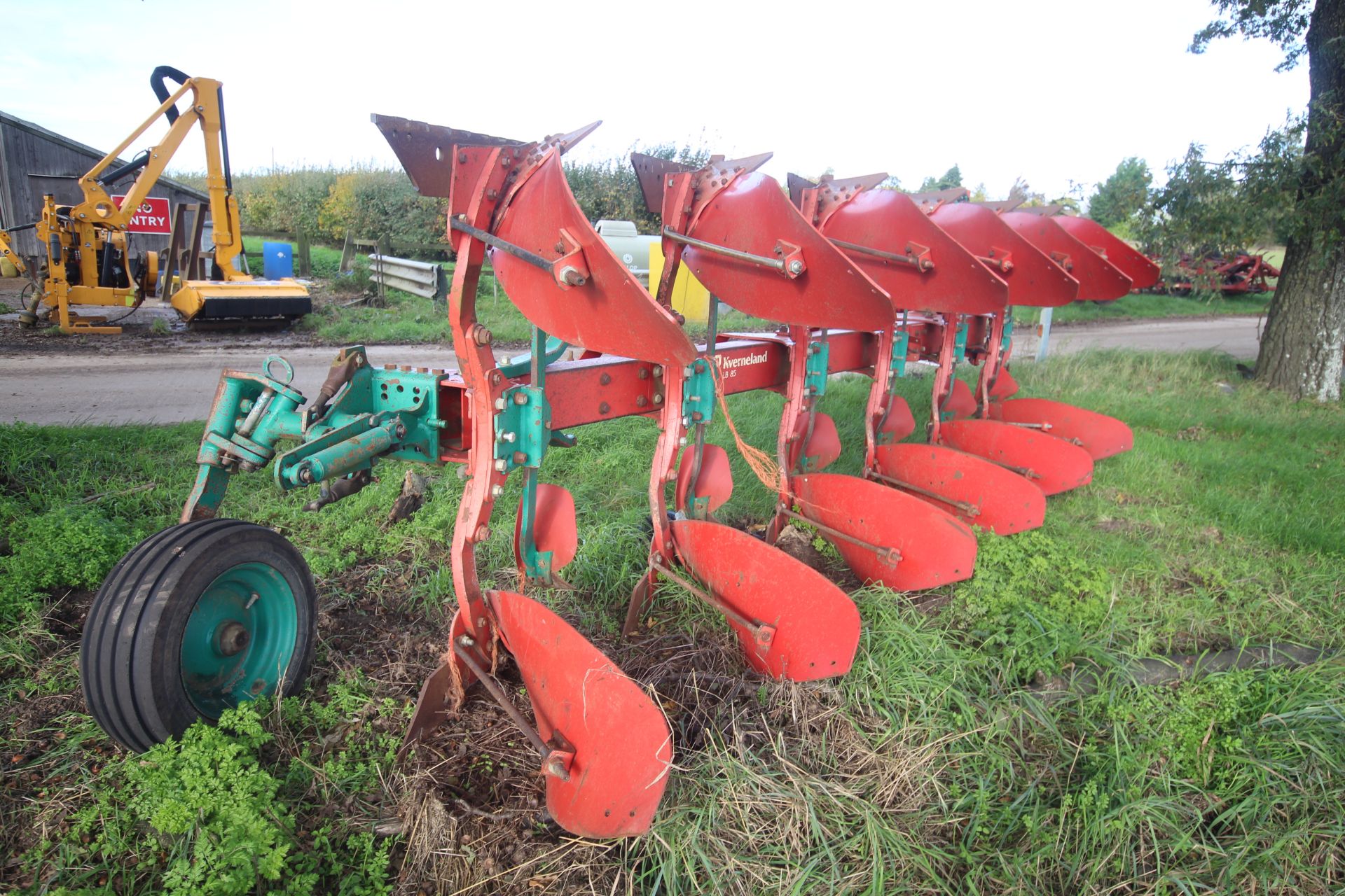 Kverneland LB85 5+1F reversible plough. 85/300/28/HD. With 300HP headstock, 28 bodies, tungsten - Image 3 of 31