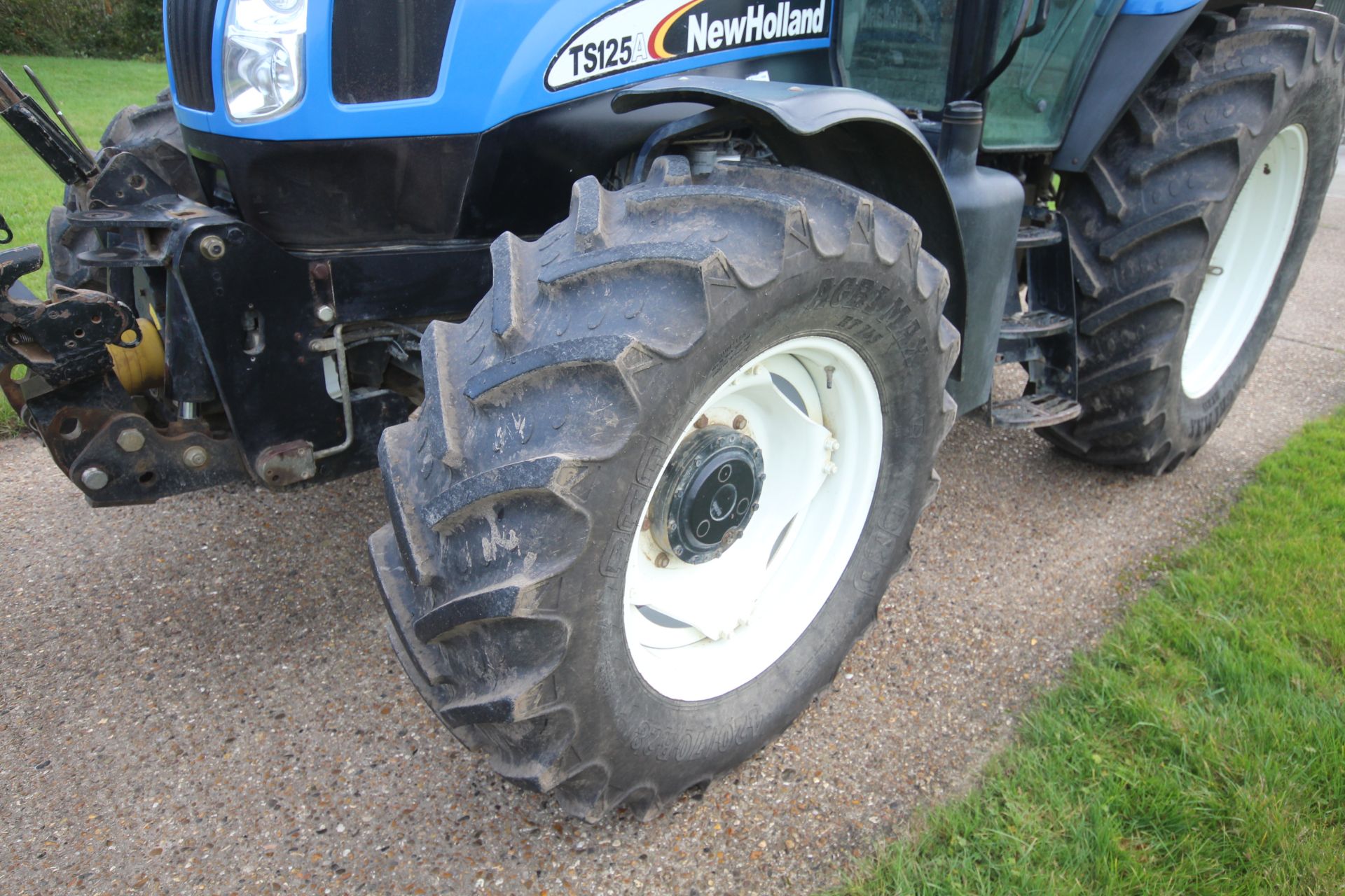 New Holland TS125A 4WD tractor. Registration AU04 ECC. Date of first registration 01/03/2004. 5, - Image 64 of 107